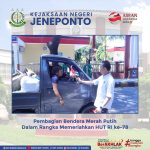 Pembagian Bendera Merah Putih